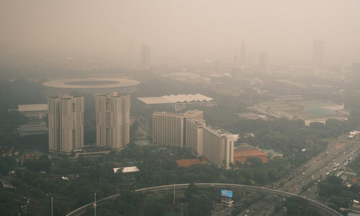 Cakrawala kota tertutup kabut polusi sebagai ilustrasi isu kualitas udara