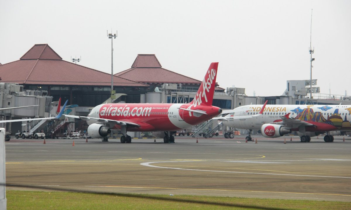 Pesawat penumpang di landasan bandara sebagai ilustrasi kebijakan tiket pesawat libur Natal dan Tahun Baru